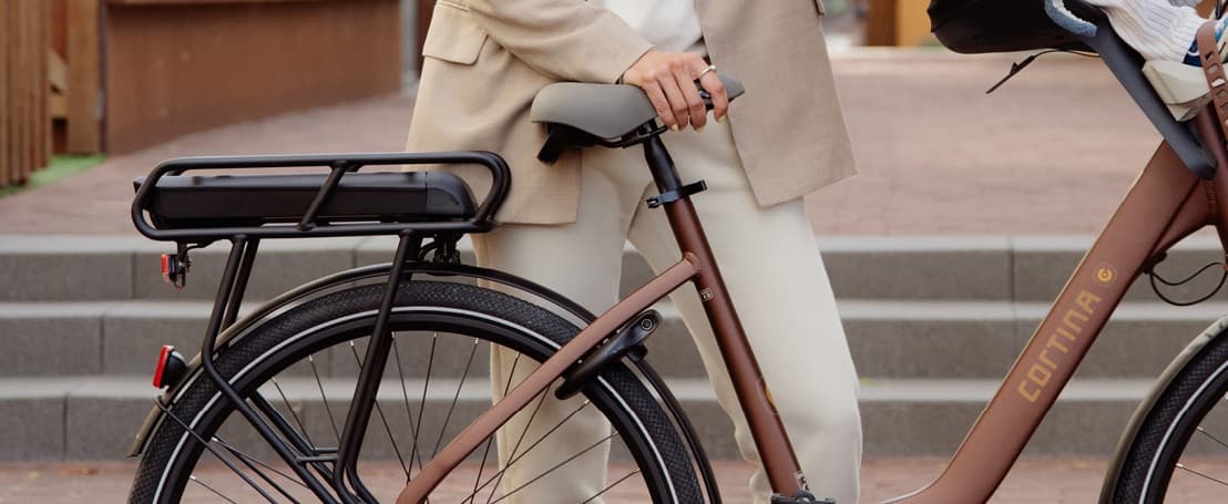 Cortina elektrische fiets met accu in bagagedrager