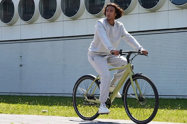 Jongen op Tenways fiets